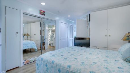 Sea Side Escape: Cozy Oceanview Villa with Pool & Beach Access image 12
