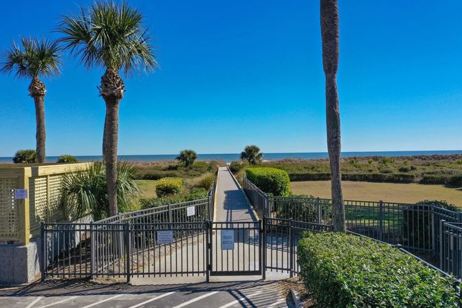 Sea Side Escape: Cozy Oceanview Villa with Pool & Beach Access image 23