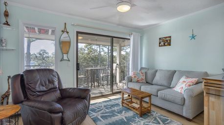 Sea Side Escape: Cozy Oceanview Villa with Pool & Beach Access image 1