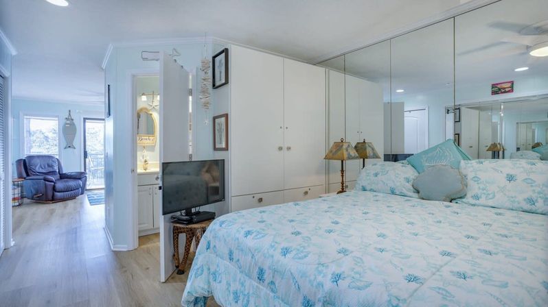 Sea Side Escape: Cozy Oceanview Villa with Pool & Beach Access image 7