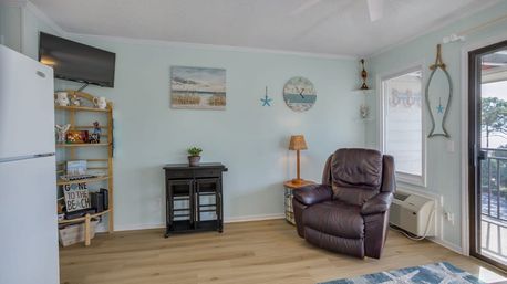 Sea Side Escape: Cozy Oceanview Villa with Pool & Beach Access image 11