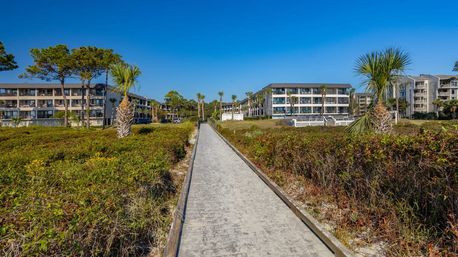Sea Side Escape: Cozy Oceanview Villa with Pool & Beach Access image 3