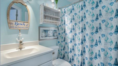 Sea Side Escape: Cozy Oceanview Villa with Pool & Beach Access image 6
