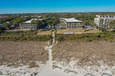 Sea Side Escape: Cozy Oceanview Villa with Pool & Beach Access image 26