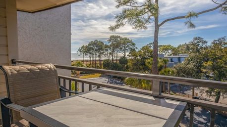 Sea Side Escape: Cozy Oceanview Villa with Pool & Beach Access image 2