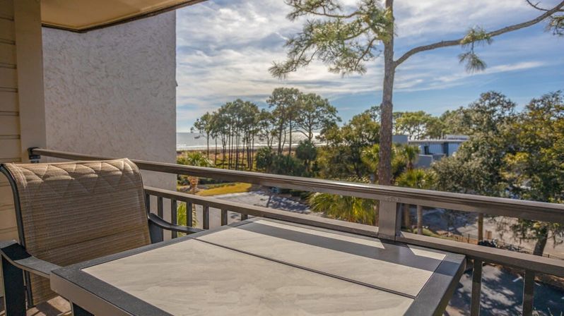Sea Side Escape: Cozy Oceanview Villa with Pool & Beach Access image 2