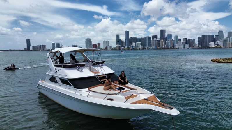 Miami Vibes: The Ultimate 50' Flybridge Adventure image 6