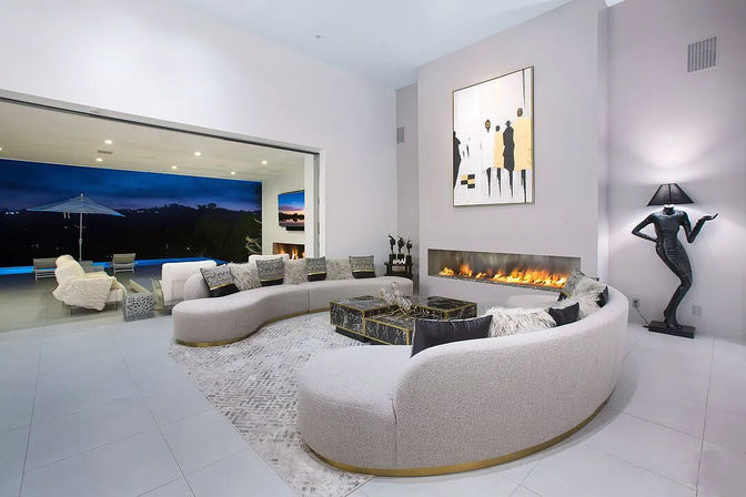 Skyline Serenity: A Luxury Villa Above It All image 3