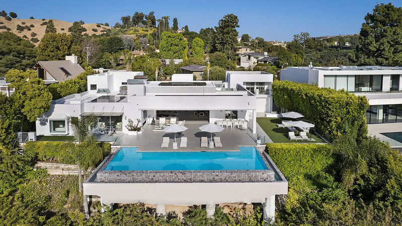 Skyline Serenity: A Luxury Villa Above It All image 4