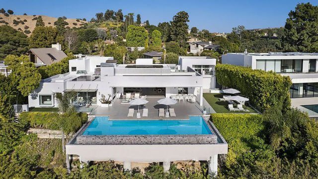 Skyline Serenity: A Luxury Villa Above It All image 4