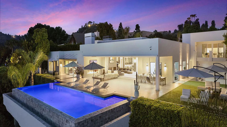 Skyline Serenity: A Luxury Villa Above It All image 1
