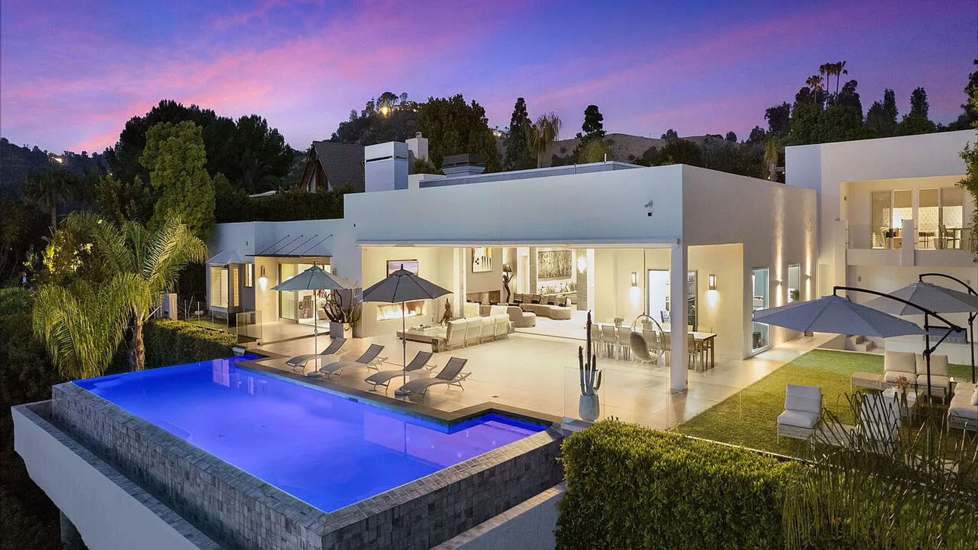 Skyline Serenity: A Luxury Villa Above It All image 1