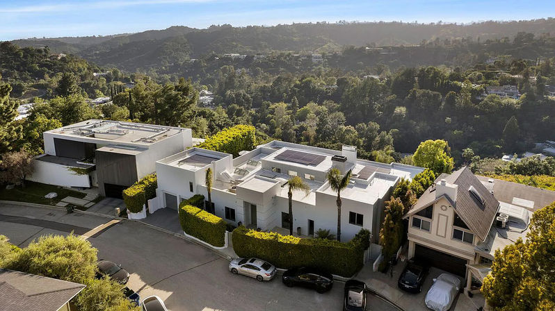 Skyline Serenity: A Luxury Villa Above It All image 30