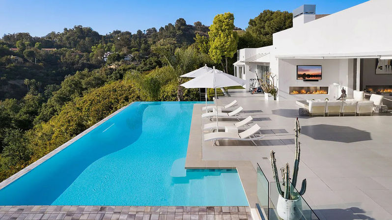 Skyline Serenity: A Luxury Villa Above It All image 18