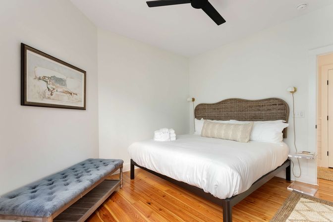 Charming 10-Bedroom Downtown Home Steps to King St image 13