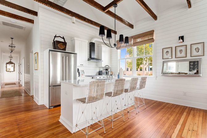 Charming 10-Bedroom Downtown Home Steps to King St image 33