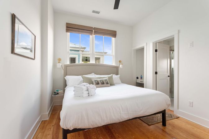 Charming 10-Bedroom Downtown Home Steps to King St image 41