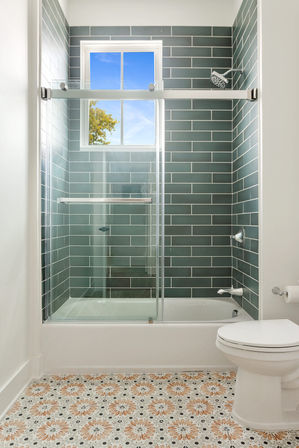 Charming 10-Bedroom Downtown Home Steps to King St image 39