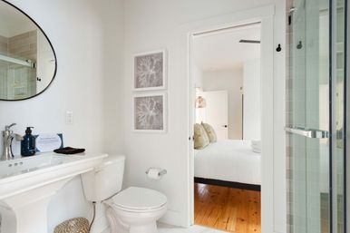 Charming 10-Bedroom Downtown Home Steps to King St image 25