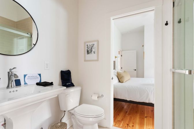 Charming 10-Bedroom Downtown Home Steps to King St image 53
