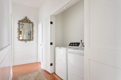 Charming 10-Bedroom Downtown Home Steps to King St image 58