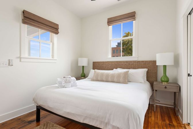 Charming 10-Bedroom Downtown Home Steps to King St image 49
