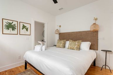 Charming 10-Bedroom Downtown Home Steps to King St image 8