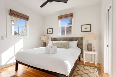 Charming 10-Bedroom Downtown Home Steps to King St image 19