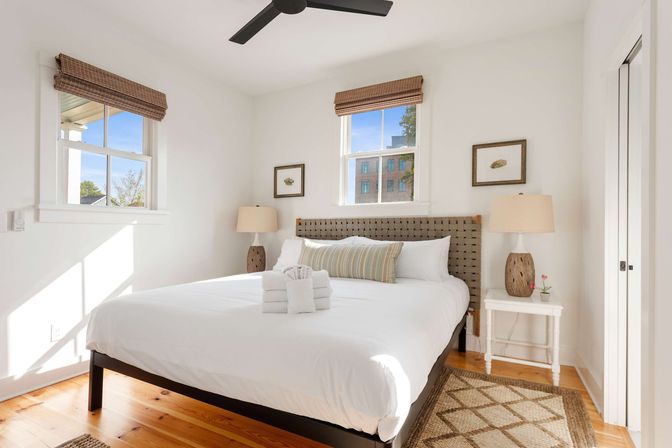 Charming 10-Bedroom Downtown Home Steps to King St image 19