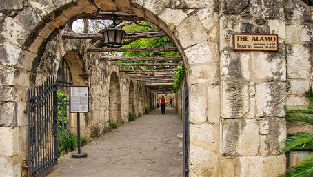 San Antonio Walking Tour with Riverwalk Boat Cruise image 4