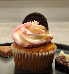 Delicious Sugar Pastry Package: Cakepops, Cupcakes, Chocolate Strawberries, and More! image 20