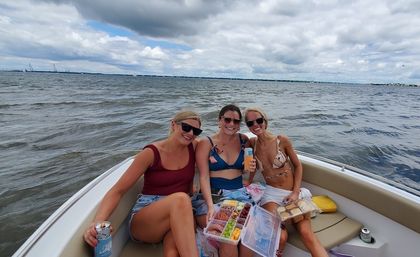 21 ft Sea Hunt Center Console Charter for Up to 7 Guests image 2