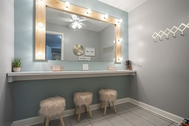 50 Shades of Graycroft: Ultimate Group Rental with Hot Tub & Game Room image 25