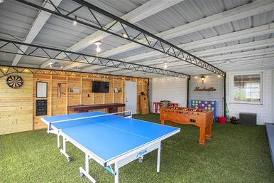50 Shades of Graycroft: Ultimate Group Rental with Hot Tub & Game Room image 1
