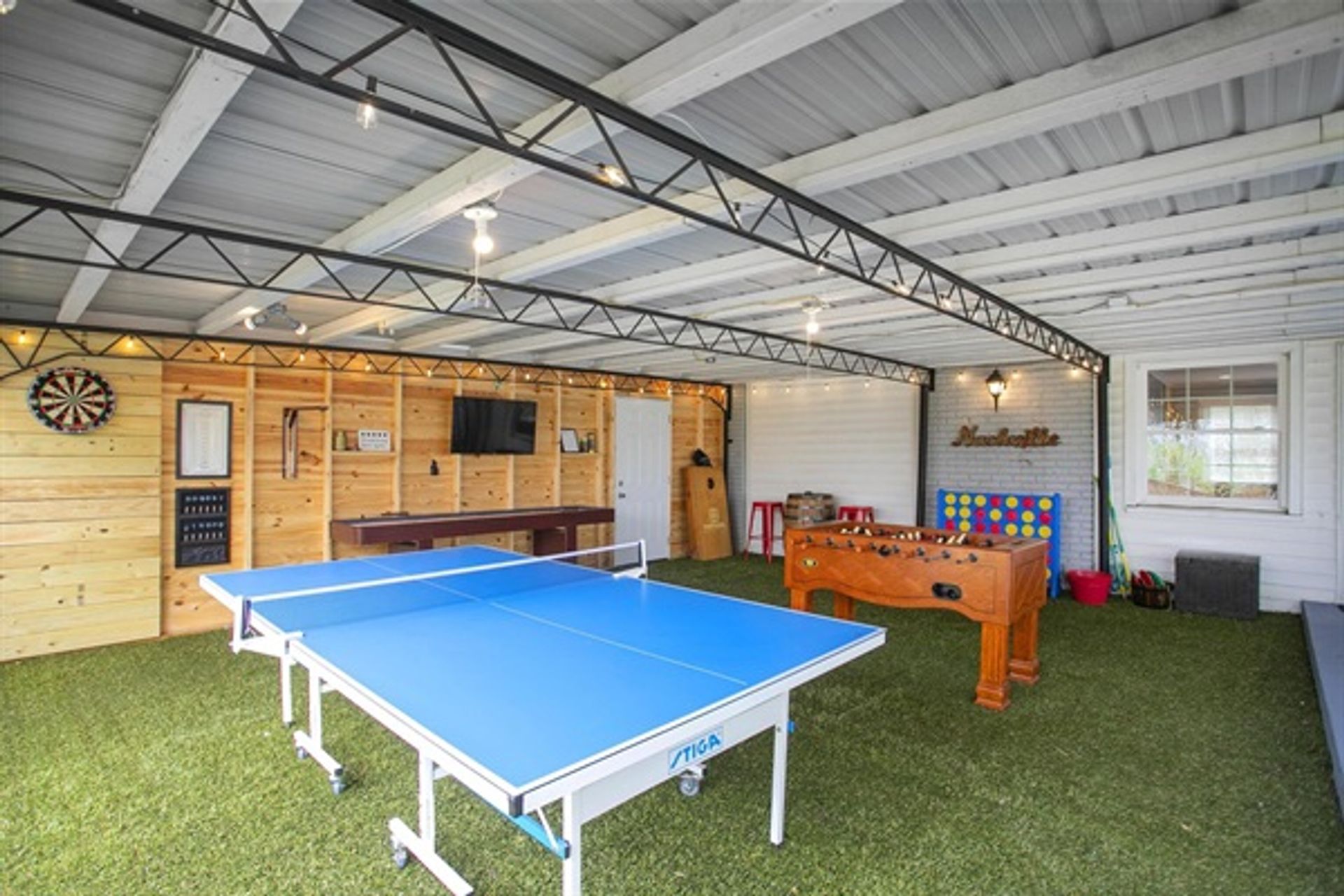 50 Shades of Graycroft: Ultimate Group Rental with Hot Tub & Game Room image 1