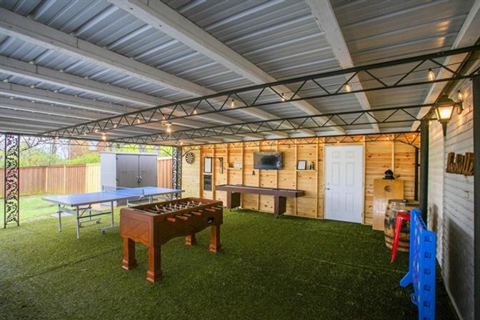 50 Shades of Graycroft: Ultimate Group Rental with Hot Tub & Game Room image 7