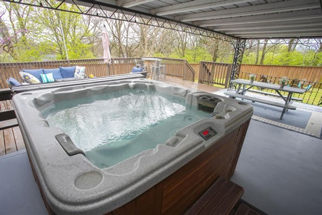 50 Shades of Graycroft: Ultimate Group Rental with Hot Tub & Game Room image 4