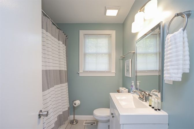 50 Shades of Graycroft: Ultimate Group Rental with Hot Tub & Game Room image 17