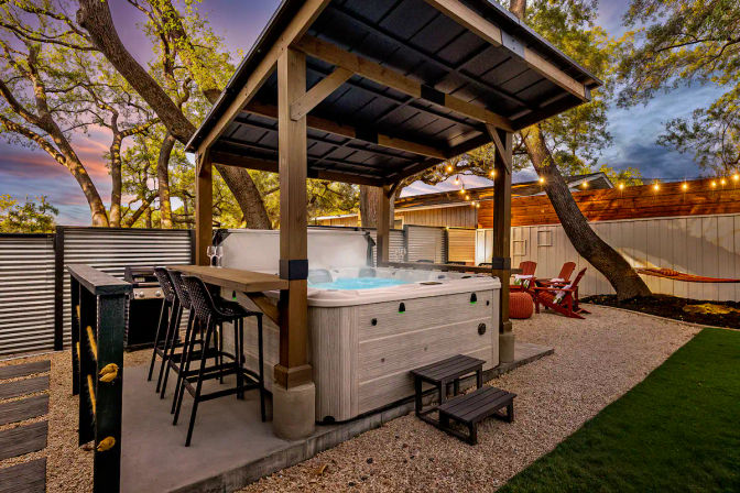 SoCo Cowgirl Villa: 5 BR with Fire Pit, Pool, Hot Tub + Putt Putt image 2