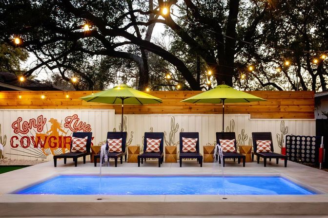 SoCo Cowgirl Villa: 5 BR with Fire Pit, Pool, Hot Tub + Putt Putt image 3