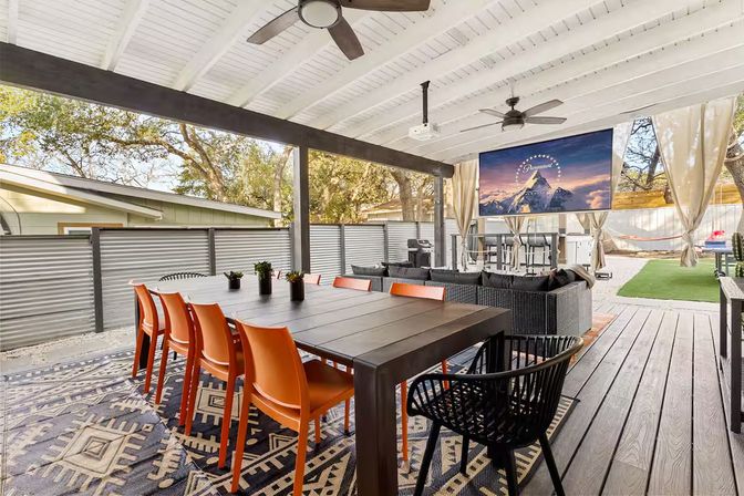 SoCo Cowgirl Villa: 5 BR with Fire Pit, Pool, Hot Tub + Putt Putt image 16