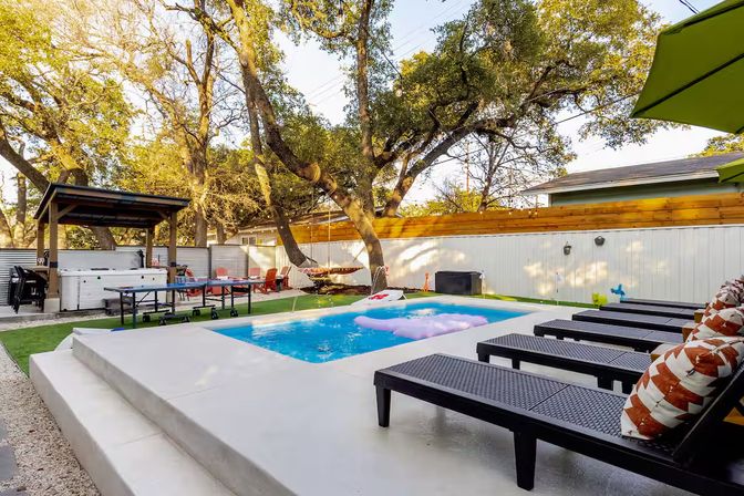SoCo Cowgirl Villa: 5 BR with Fire Pit, Pool, Hot Tub + Putt Putt image 9