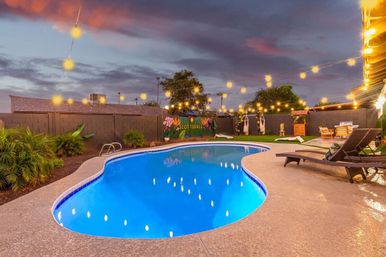 Tropic Oasis: Stylish Rental with Heated Pool, Mural Wall & Views of Camelback Mountain image 22