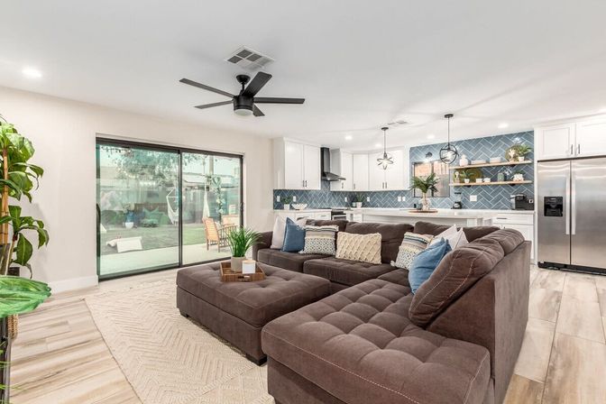 Tropic Oasis: Stylish Rental with Heated Pool, Mural Wall & Views of Camelback Mountain image 17