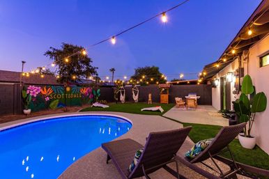 Tropic Oasis: Stylish Rental with Heated Pool, Mural Wall & Views of Camelback Mountain image 9