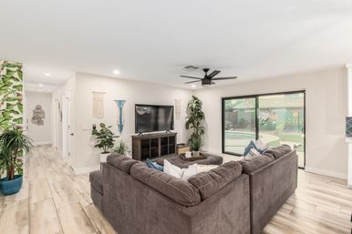 Tropic Oasis: Stylish Rental with Heated Pool, Mural Wall & Views of Camelback Mountain image 18