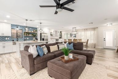 Tropic Oasis: Stylish Rental with Heated Pool, Mural Wall & Views of Camelback Mountain image 20