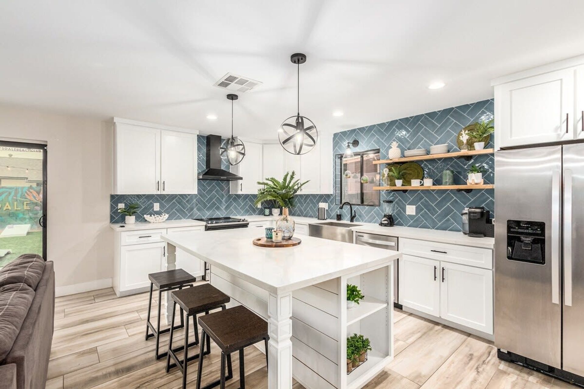 Tropic Oasis: Stylish Rental with Heated Pool, Mural Wall & Views of Camelback Mountain image 2