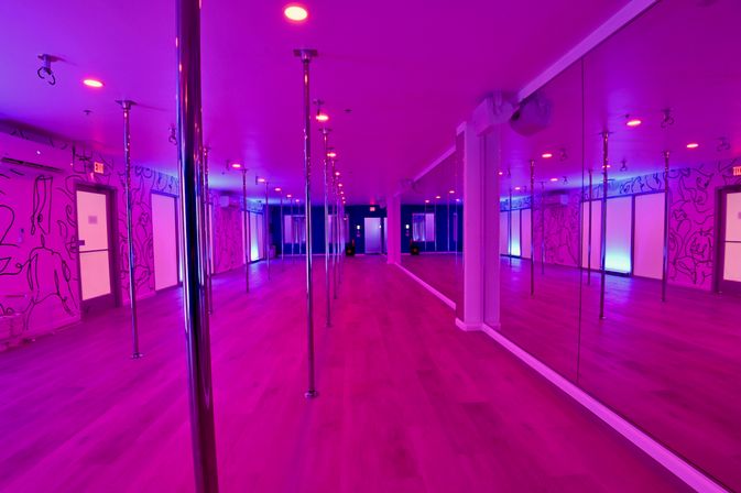 Beginner-Friendly Sexy Burlesque Class with Complimentary Champagne & Chocolate image 14