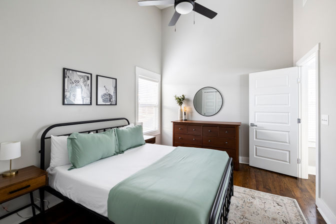 Underwood Manor: Hot Tub, Fire Pit, IG Photo Spots, Glam Area, & Close to Broadway. image 25
